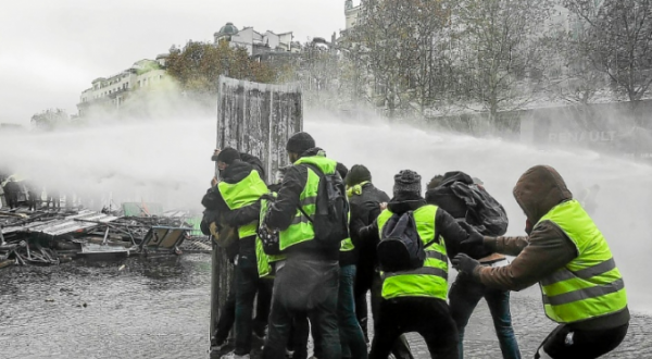 La marea dei gilet gialli su Parigi: appelli di moderazione