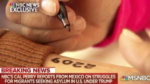 Al confine del Messico bimbi migranti “marchiati” con i numeri sul braccio