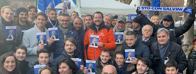 Matteo Salvini si trasforma, da vicepremier a Babbo Natale