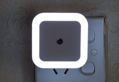 Lampade portatili a LED con sensore di movimento a bassissimo costo