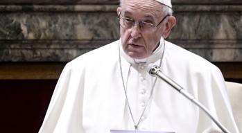 Il Papa: “Liberatevi dalla dipendenza del telefonino! Per favore”