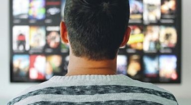 Diminuiscono di un 3% le persone che “seguono la tv da un televisore”