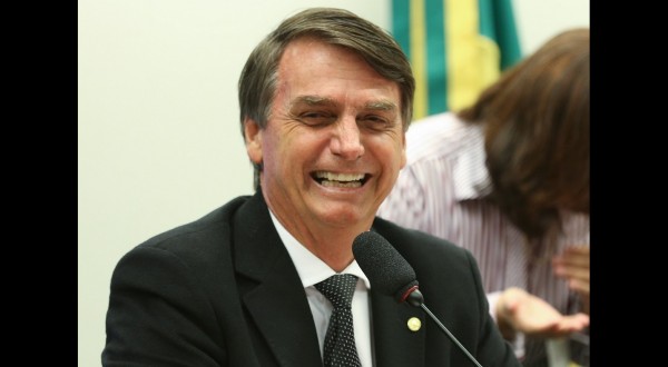 Coronavirus in Brasile, Bolsonaro licenzia il ministro della Salute: voleva il lockdown
