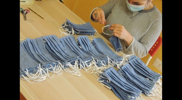 Coronavirus, nell’ex villa dei boss le donne in uscita dai percorsi di violenza cuciono mascherine