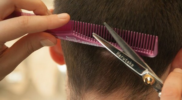 Verso la riapertura: sarà boom di cerette e taglio maschile