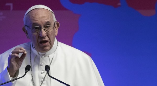 Il Papa: “Non abbiamo bisogno di parolai che promettono l’impossibile”