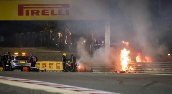 Haas di Grosjean a fuoco in Bahrain, pilota in salvo