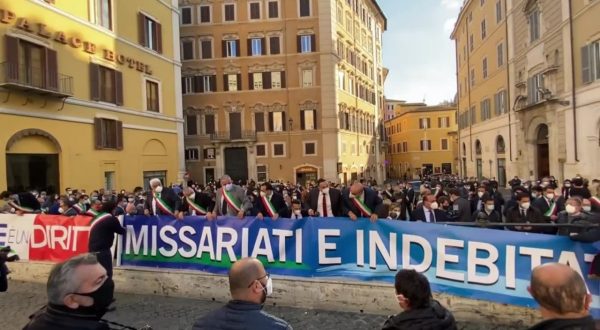 Protesta dei Sindaci calabresi a Roma sotto Palazzo Chigi