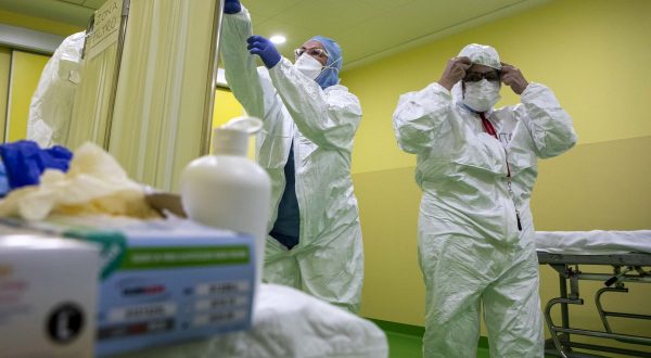 Covid, a ottobre netto rialzo dei contagi per gli operatori sanitari