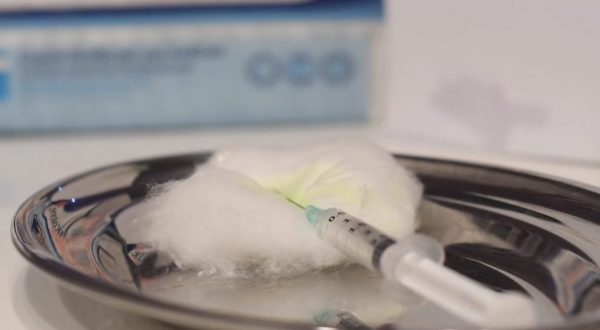 Covid, dal Regno Unito via libera al vaccino della Pfizer