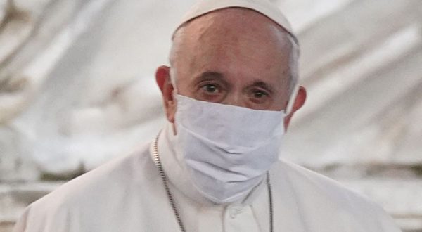 Papa “Vicino a medici e infermieri, grazie per la tenerezza”