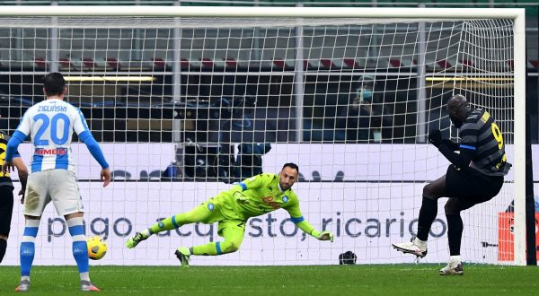 Pari Milan ma resta primo, Inter batte Napoli e va a -1