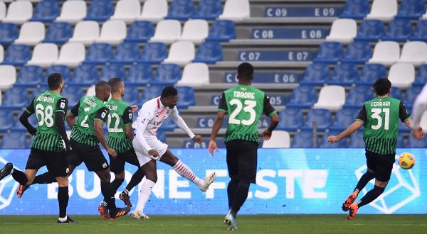 Milan vince e resta in testa, Inter tiene il passo