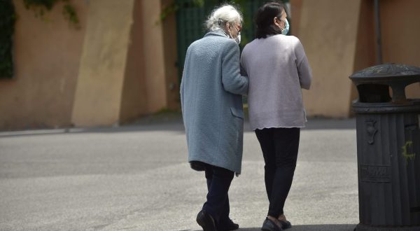 Vaccini, Assindatcolf “Nessuna indicazione per badanti e baby sitter”