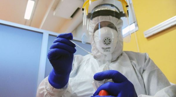 Coronavirus, 8.885 nuovi casi e 445 morti nelle ultime 24 ore