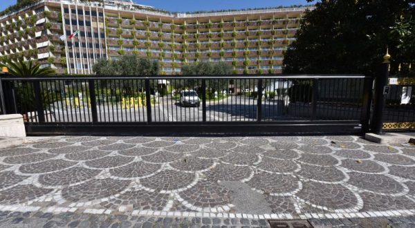 Turismo, presenze dimezzate negli esercizi ricettivi