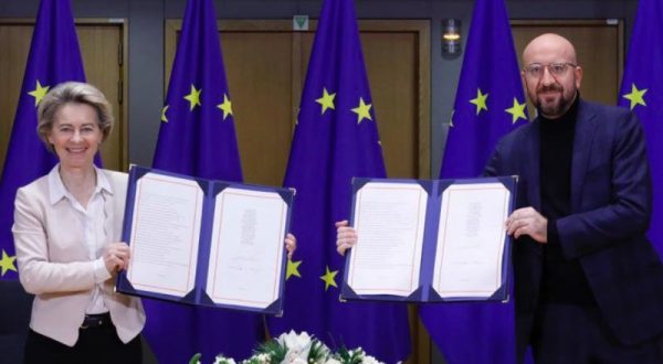 Brexit, von der Leyen e Michel firmano accordo commerciale