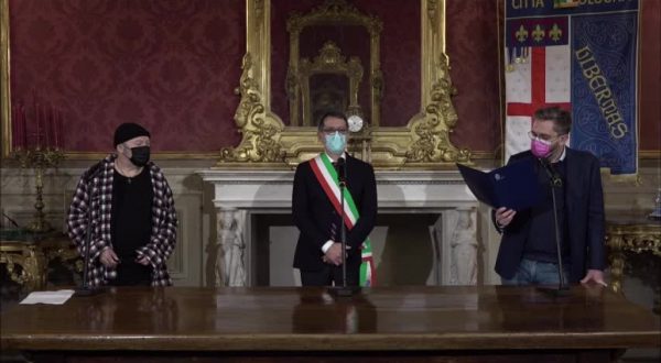 Bologna, sindaco premia Vasco Rossi con il Nettuno d’oro