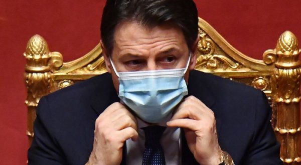 Conte si è dimesso, consultazioni da domani