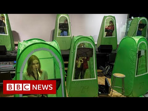 US high school band rehearses in individual bubbles – BBC News