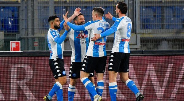 Doppio Mertens, il Napoli vince 2-0 contro la Roma