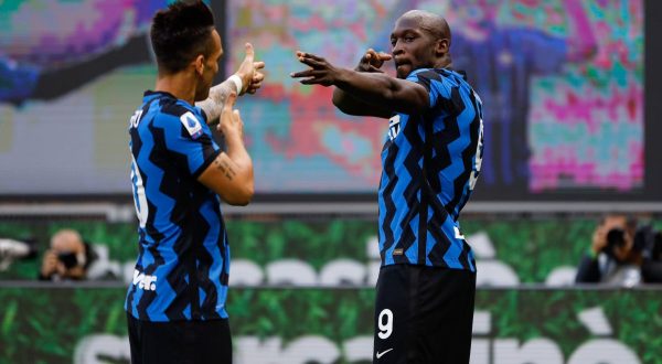 Lukaku-Martinez firmano la decima vittoria Inter, Sassuolo battuto 2-1