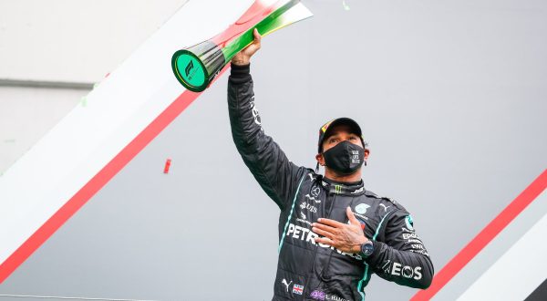 Pole di Hamilton su Perez e Verstappen a Imola, Leclerc 4°