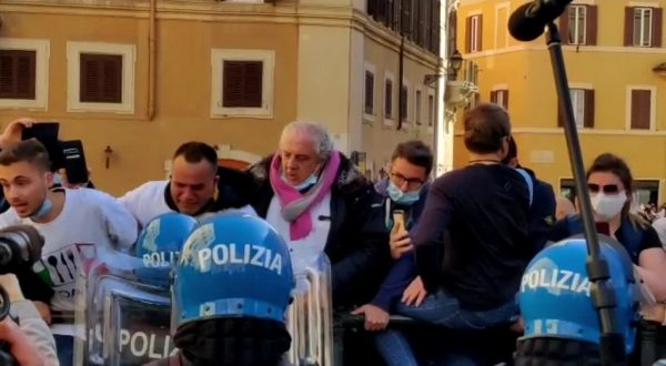 Manifestazione per le riaperture, tensione davanti alla Camera