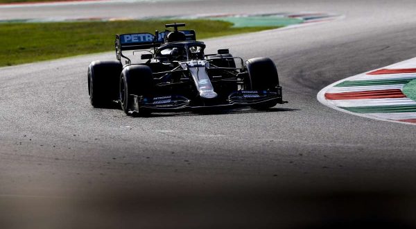 Pole n.100 per Hamilton, Ferrari in seconda fila con Leclerc