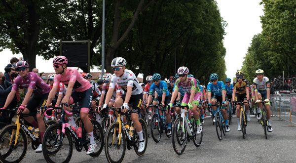 Merlier vince in volata 2^ tappa a Novara, Ganna resta rosa