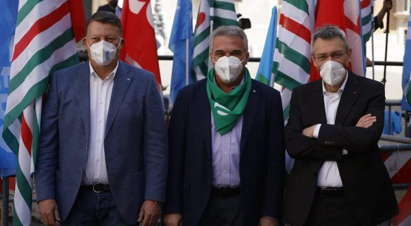 Sindacati in piazza per la proroga del blocco dei licenziamenti