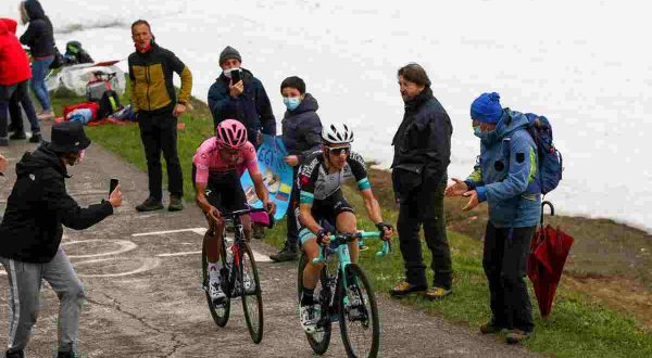 Yates vince la 19^ tappa del Giro, Bernal resiste in rosa