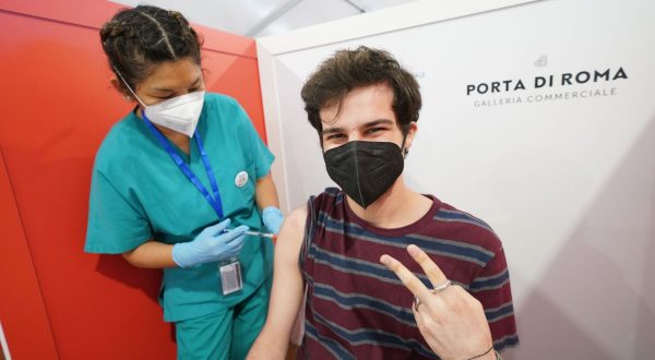 I giovani della generazione post-covid “Sì al vaccino, basta Dad”