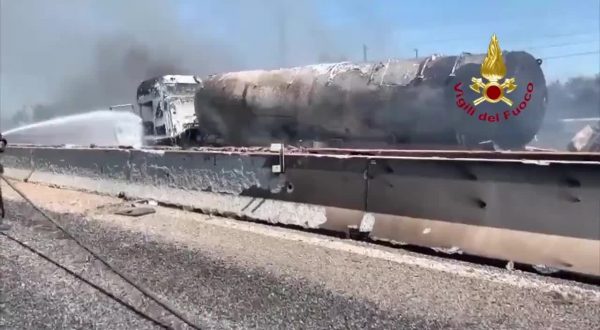 Tir a fuoco sulla A1, due morti