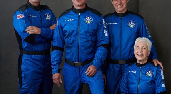 La navicella Blue Origin compie la sua missione, Bezos nello spazio