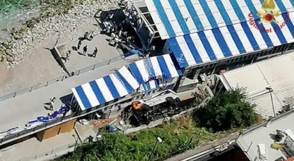 Bus precipita in una scarpata a Capri, morto l’autista, diversi i feriti
