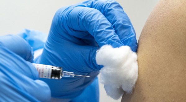 Indagine SWG, otto italiani su dieci cercano maggiori info sui vaccini