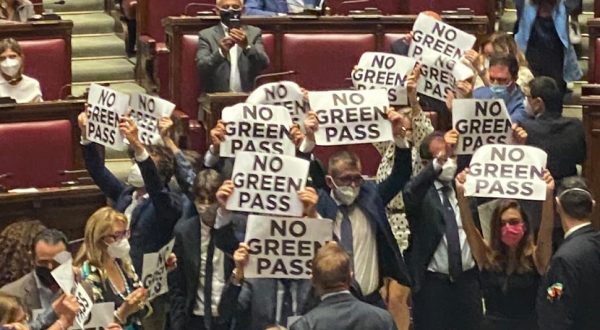 Bagarre sul Green pass alla Camera, seduta sospesa dopo protesta Fdi