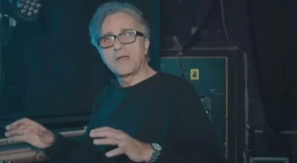 Paura per Curreri dopo malore sul palco, superato infarto