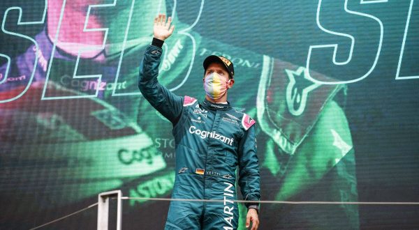 Vettel squalificato, Hamilton secondo e Sainz terzo