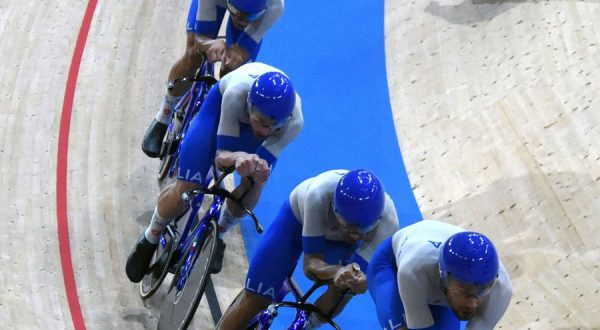 Ciclismo, Italia in finale oro nell’inseguimento squadre uomini
