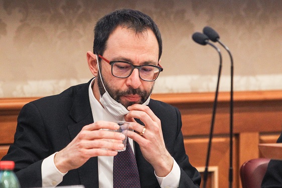 Incendi, Patuanelli “Governo valuta task force per Sud Italia”