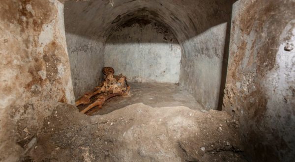 Pompei, scoperta una tomba con corpo semi mummificato