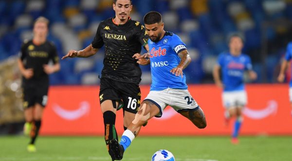 Il Napoli batte il Venezia 2-0 in dieci
