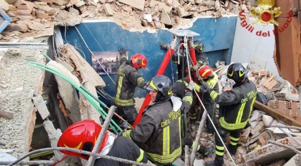 Crolla palazzina a due piani a Torino, morto un bambino