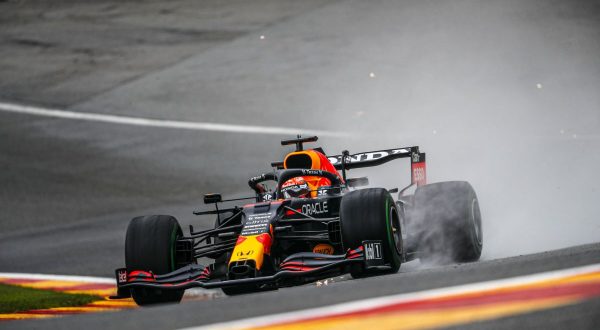 Pole Verstappen in Belgio, Ferrari in difficoltà sotto la pioggia