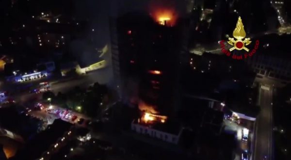 Incendio a Milano, pompieri impegnati a spegnere gli ultimi focolai
