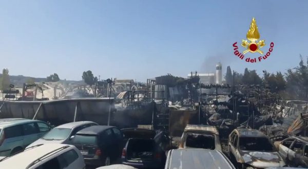 Licata, grosso incendio in un centro di autodemolizioni