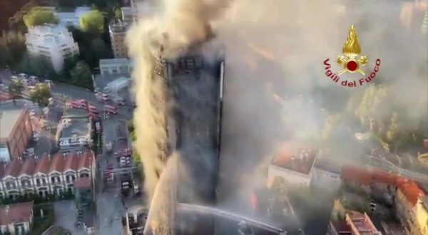 Incendio grattacielo a Milano, le immagini dall’elicottero dei vigili del fuoco
