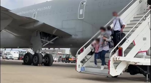 Afghanistan, a Fiumicino l’aereo con rimpatriati da Kabul